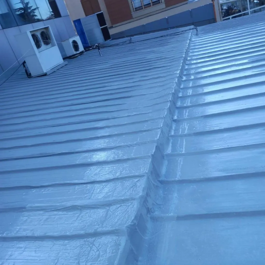 Arden Market'te trapez metal çatı yüzeyine uygulanan akrilik su yalıtımı kaplaması