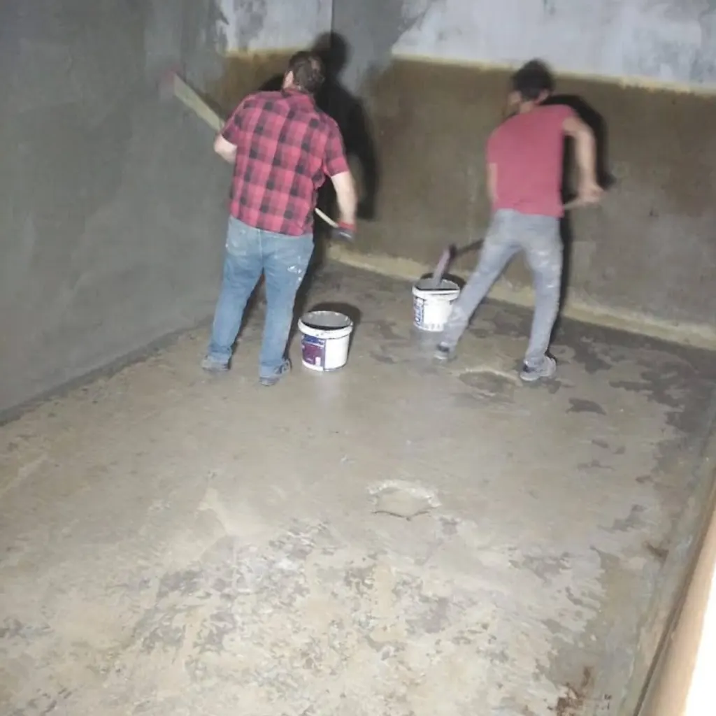 Ovalbahçe su deposu projesinde betonarme deponun iç yüzeyine su yalıtımı uygulayan ekip