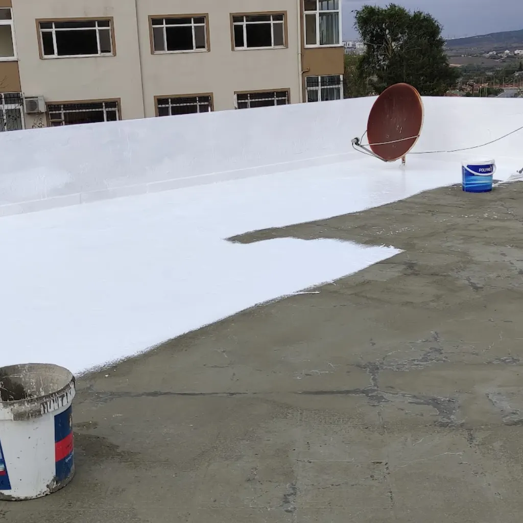 Tuzla Orhanlı'da parapetleriyle birlikte akrilik su yalıtımı uygulanan, yüzeyi kısmen kaplanmış beton teras