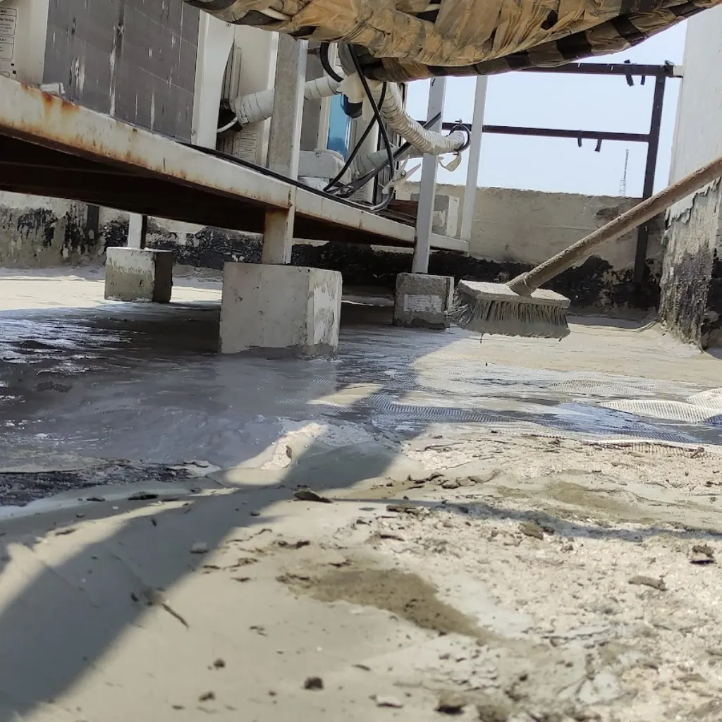 Karaköy'de klima kaidelerinin bulunduğu terasta yüzey hazırlığı ve çimento esaslı su yalıtımı uygulaması